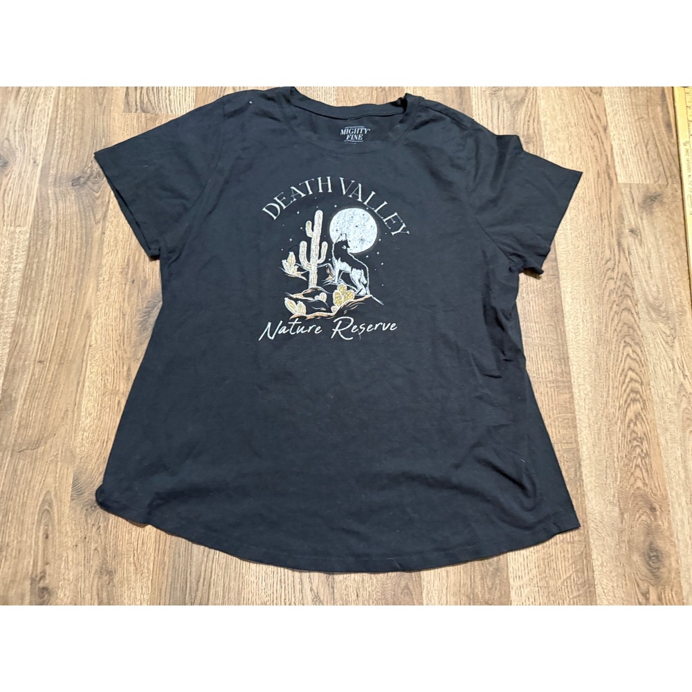Mighty Fine Shirts Women Size XL Black Short sleeve Wolf Cactus Graphic Tee